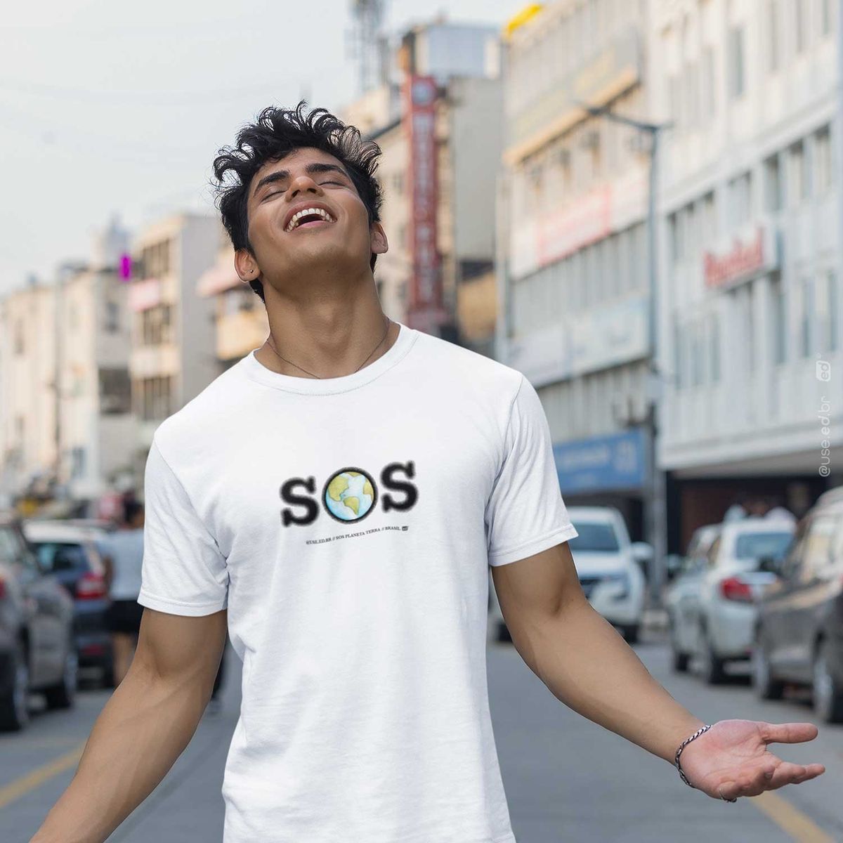 Nome do produto: SOS Terra - Camiseta Estampada SOS Planeta Terra Cores