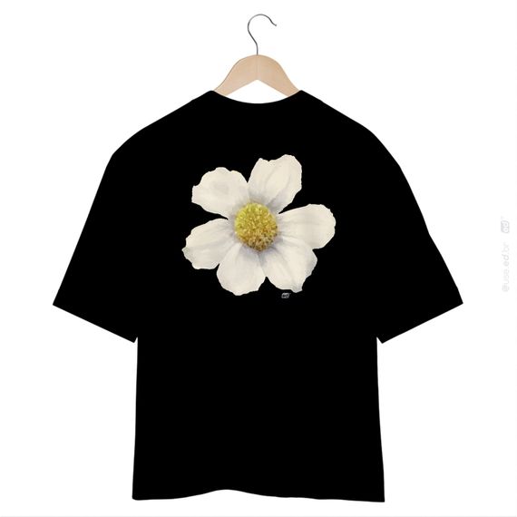 Flor Branca - Camiseta Oversized Estampa Floral Preta
