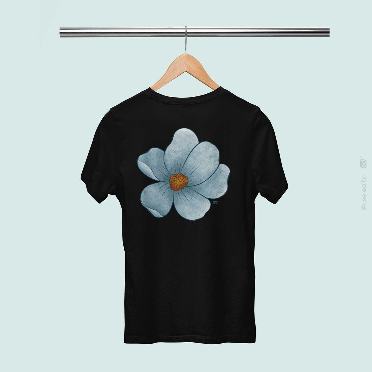 Nome do produto: Ma fleur bleue - Camiseta Estampa Floral Flor nas Costas Preta