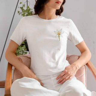 Nome do produtoLilium Candidum - Camiseta Baby Long Floral Lírio Branca