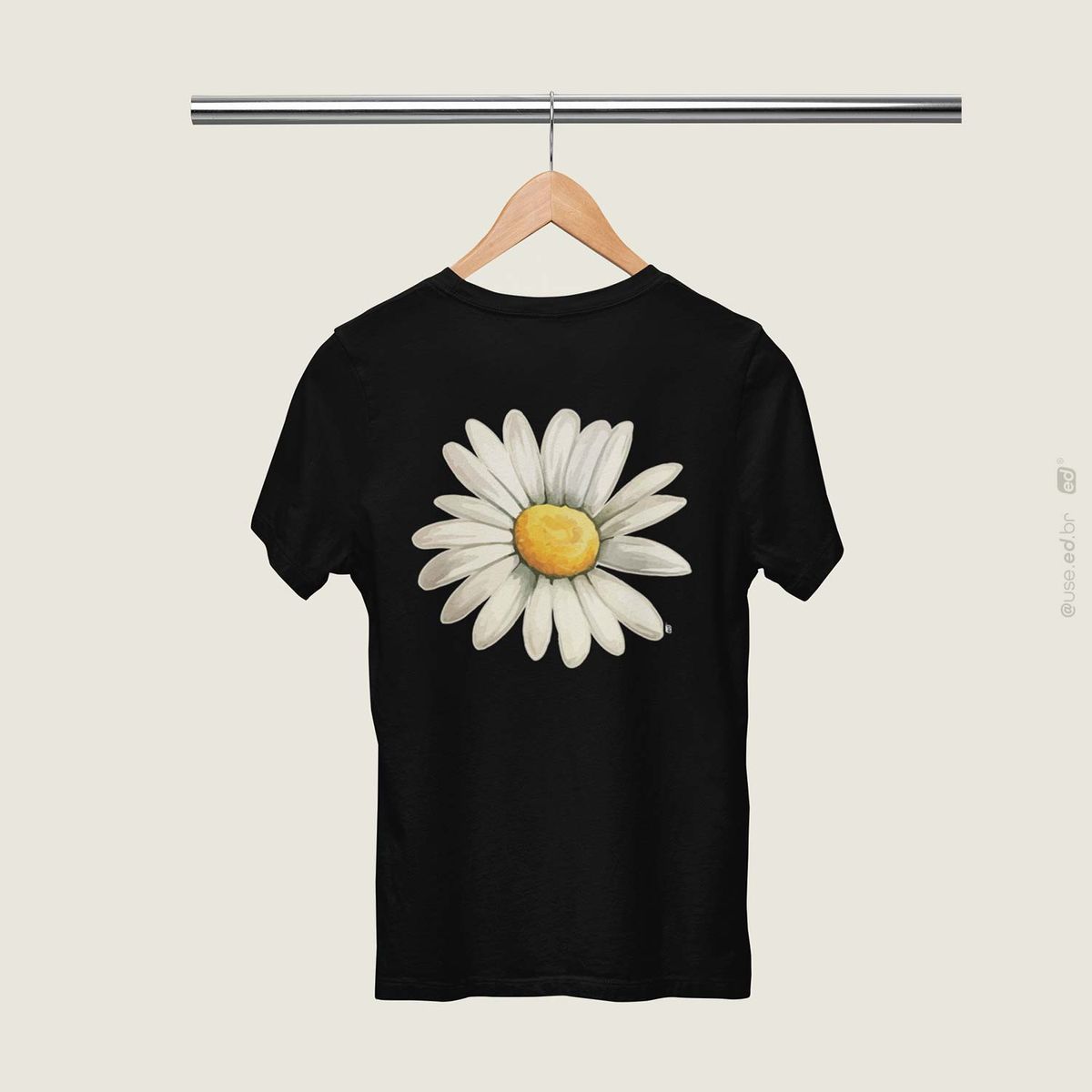 Nome do produto: Bem me Quer - Camiseta Estampa Floral Bem me Quer Preta