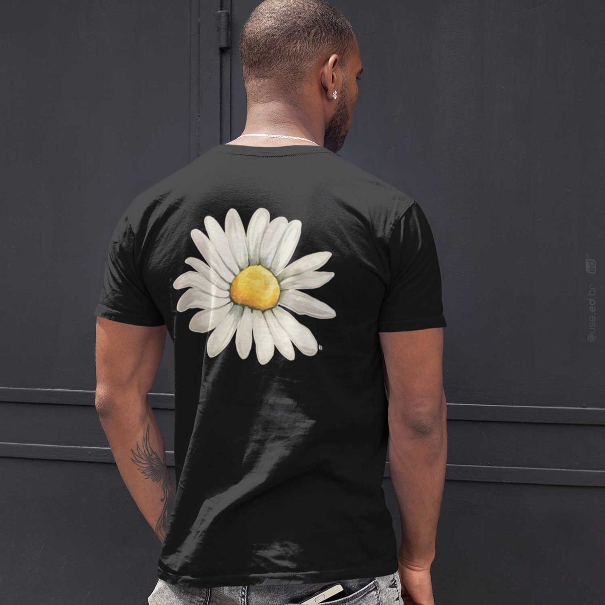 Nome do produto: Bem me Quer - Camiseta Estampa Floral Bem me Quer Preta