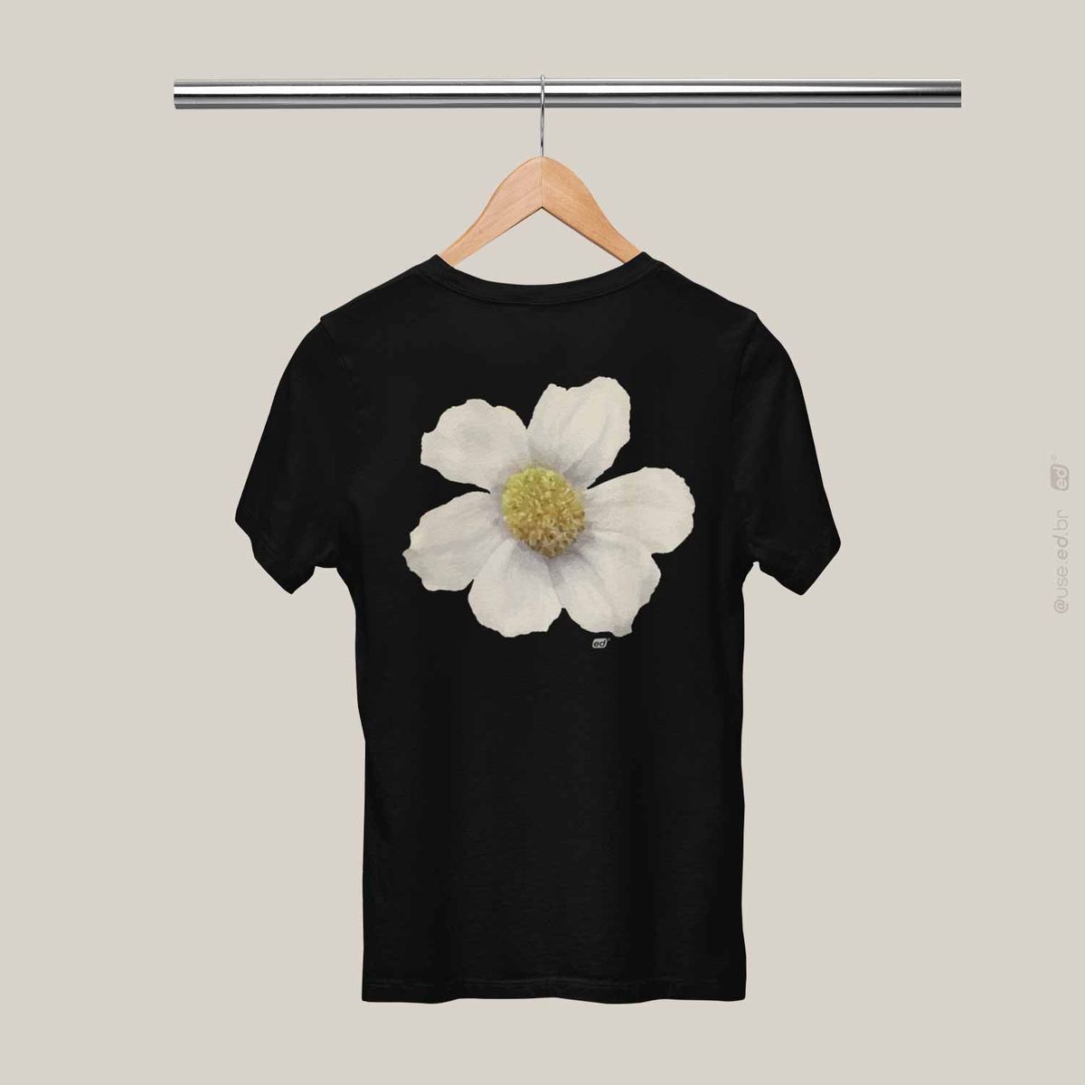 Nome do produto: Flor Branca - Camiseta Estampa Floral Flor Branca Cores