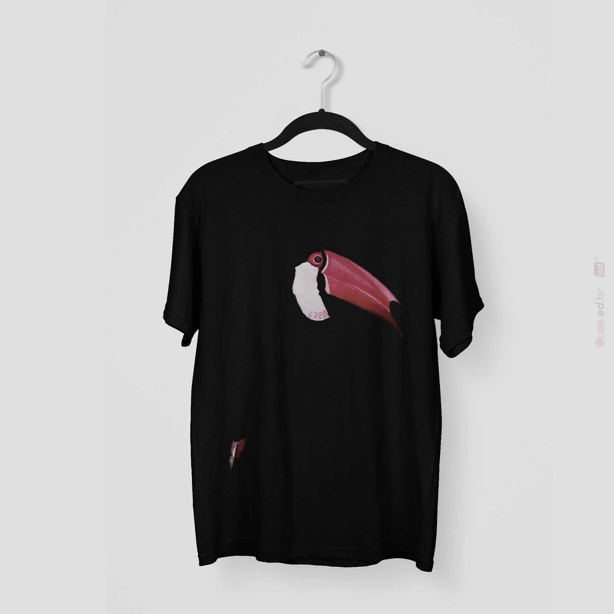 Nome do produto: Tucano Sahy - Camiseta Estampa Pássaro Tucano Sahy Preta
