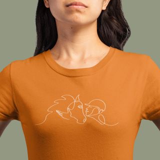 Camiseta Feminina Baby Long 100% Algodão: Cavaleira & Seu Cavalo