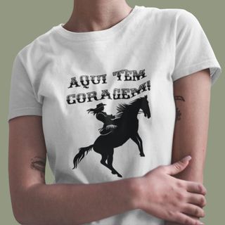 Camiseta Feminina Baby Long 100% Algodão: Cowgirl Aqui Tem Coragem!