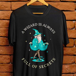 Camiseta Unissex - A wizard is always full of secrets
