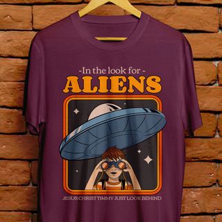 Camiseta Unissex - In the look for aliens