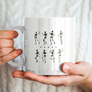 Caneca Esqueleto em Festa: Dança e Diversão em Cada Gole