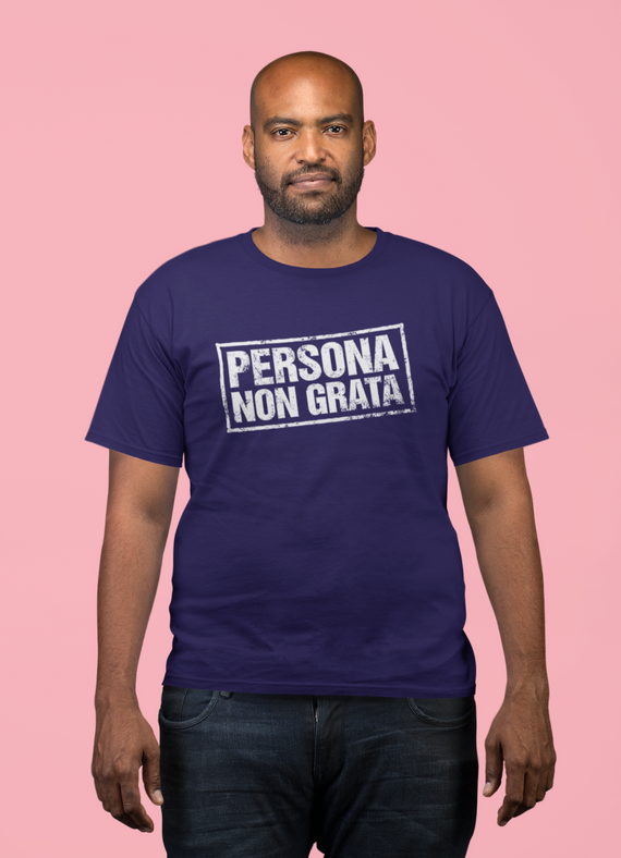 T-shirt Plus Size Persona Non Grata (sem estrela)
