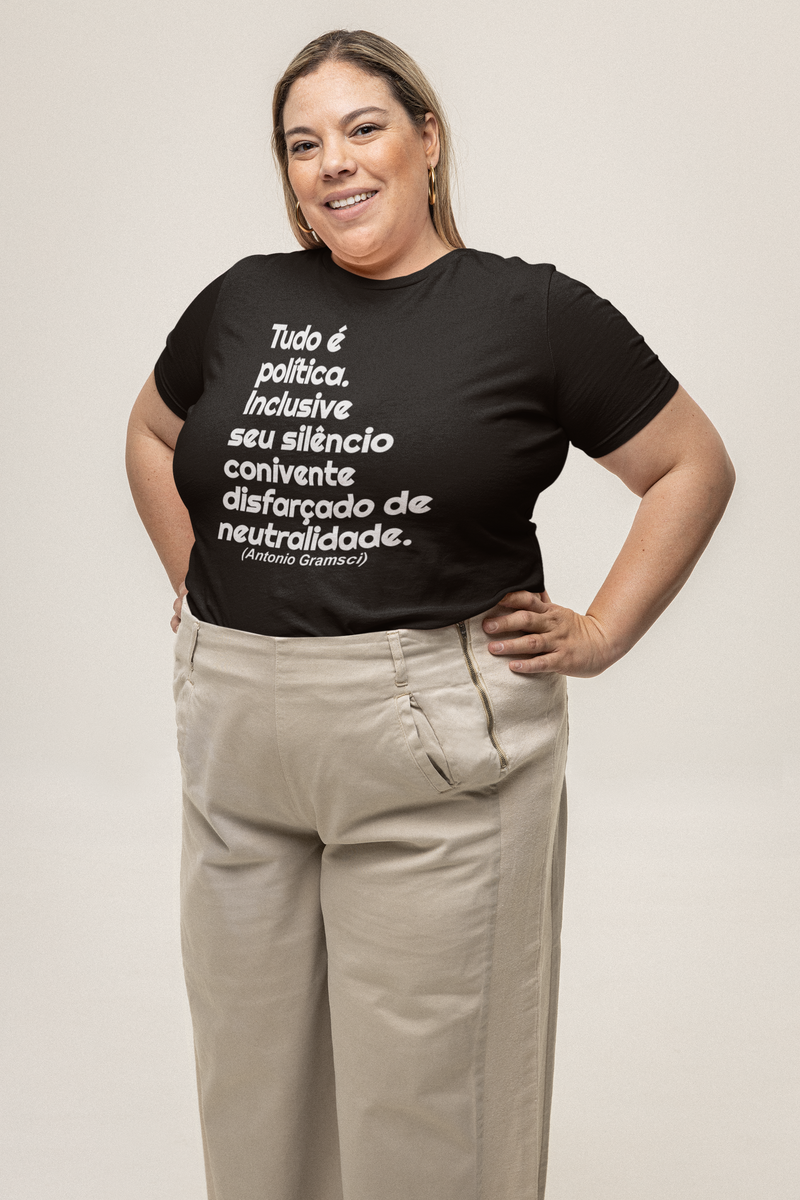 Nome do produto: T-shirt Plus Size Tudo é política