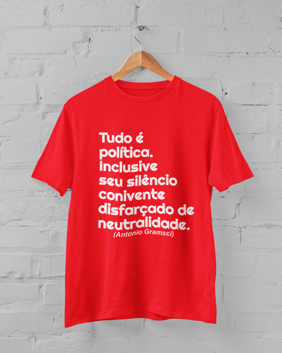 T-shirt Tradicional Tudo é política