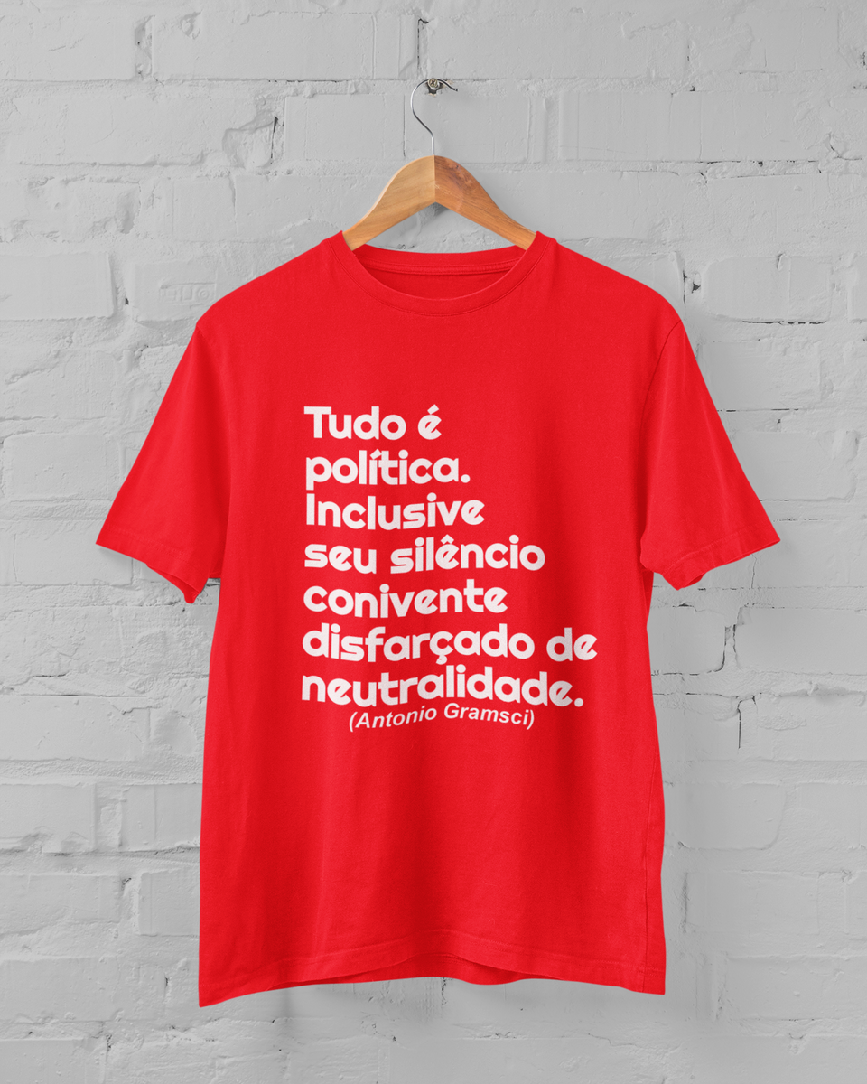 Nome do produto: T-shirt Tradicional Tudo é política