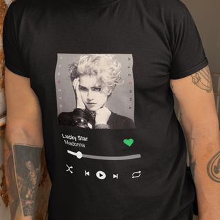 Camiseta Ouvindo Madonna (Primeiro disco)