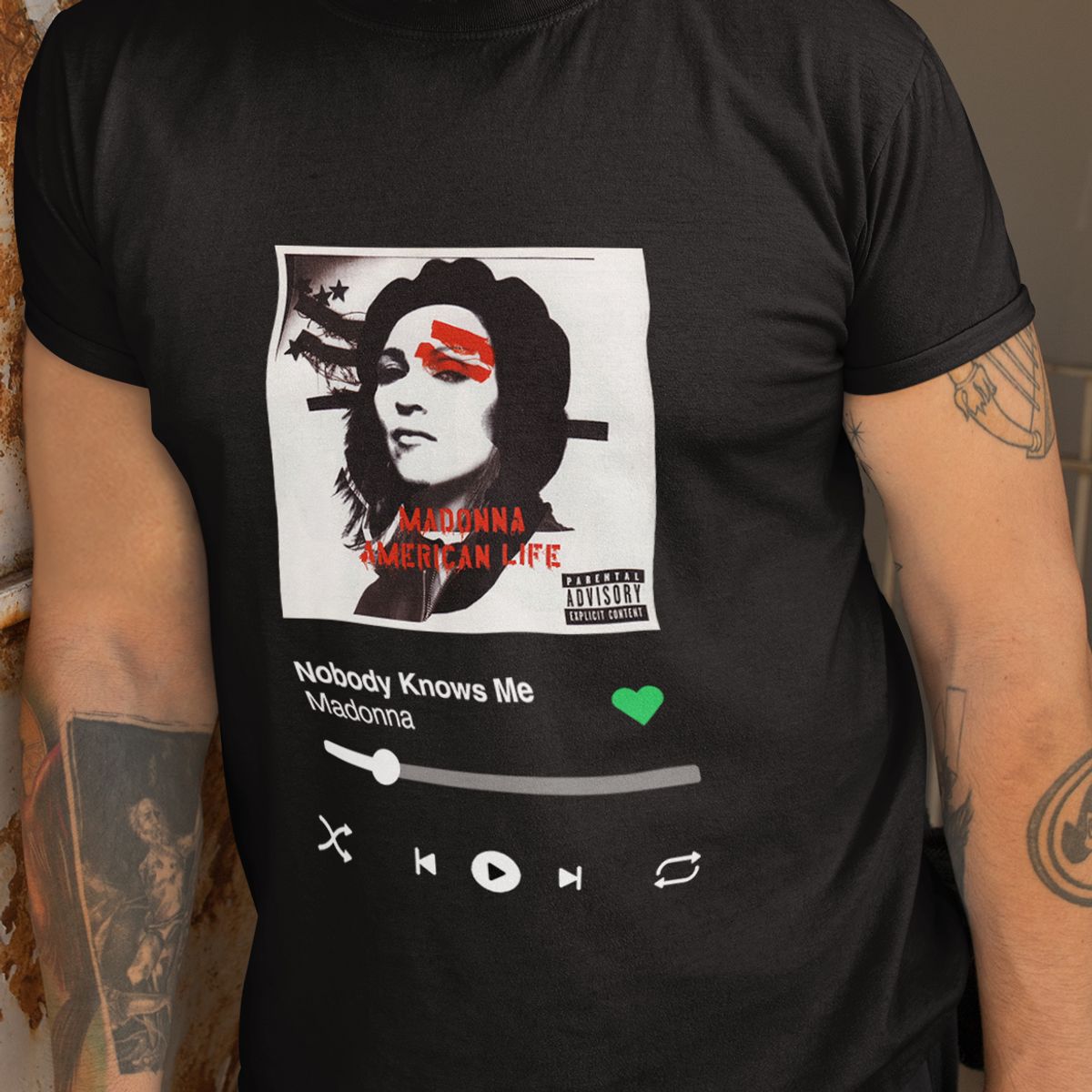 Nome do produto: Camiseta Ouvindo Madonna (Nobody Knows Me)