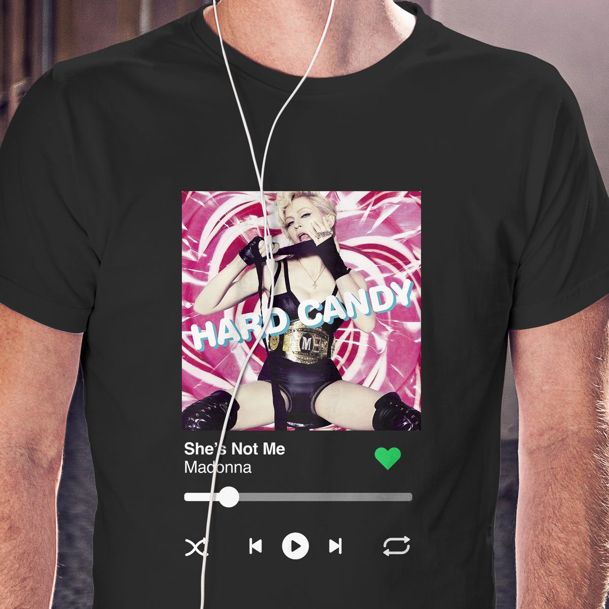 Nome do produto: Camiseta Ouvindo Madonna (She\'s Not Me)