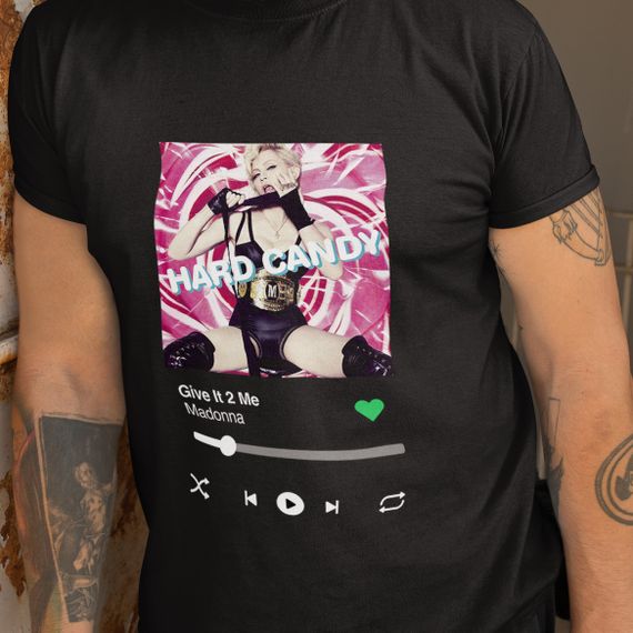 Camiseta Ouvindo Madonna (Disco Hard Candy)