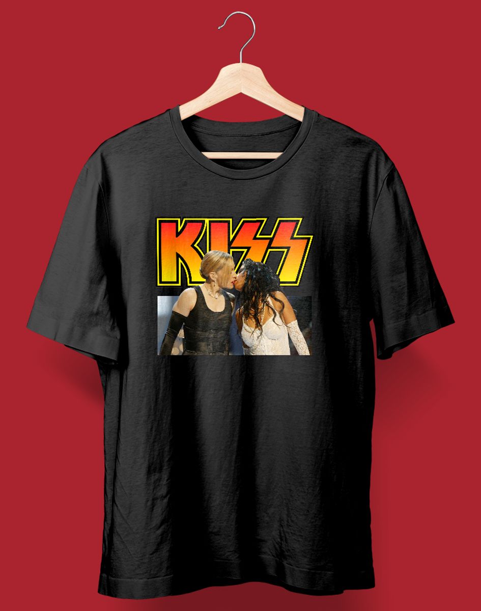 Nome do produto: Camiseta VMA KISS (Christina Aguilera & Madonna) BRANCA/PRETA