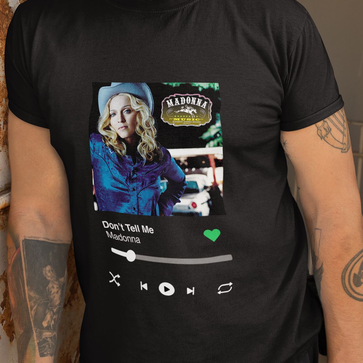Nome do produto: Camiseta Ouvindo Madonna (Disco Music)