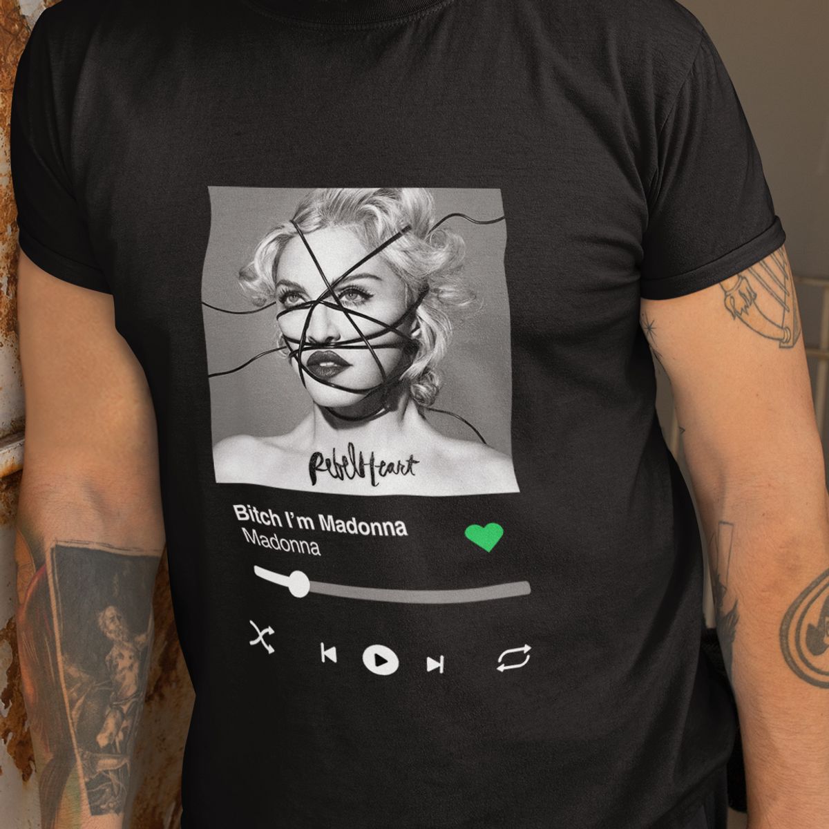 Nome do produto: Camiseta Ouvindo Madonna (Disco Rebel Heart)