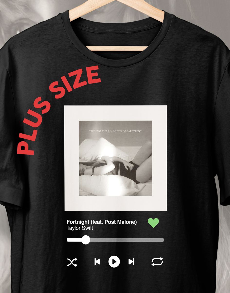 Nome do produto: Camiseta Plus Size Taylor Swift (Ouvindo Fortnight)