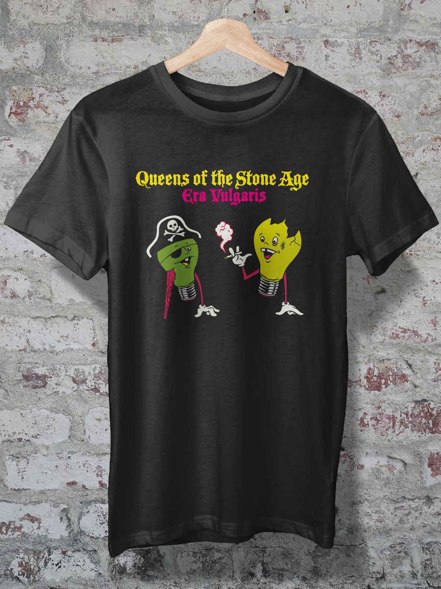 Nome do produto: CAMISETA - QUEENS OF THE STONE AGE - ERA VULGARIS