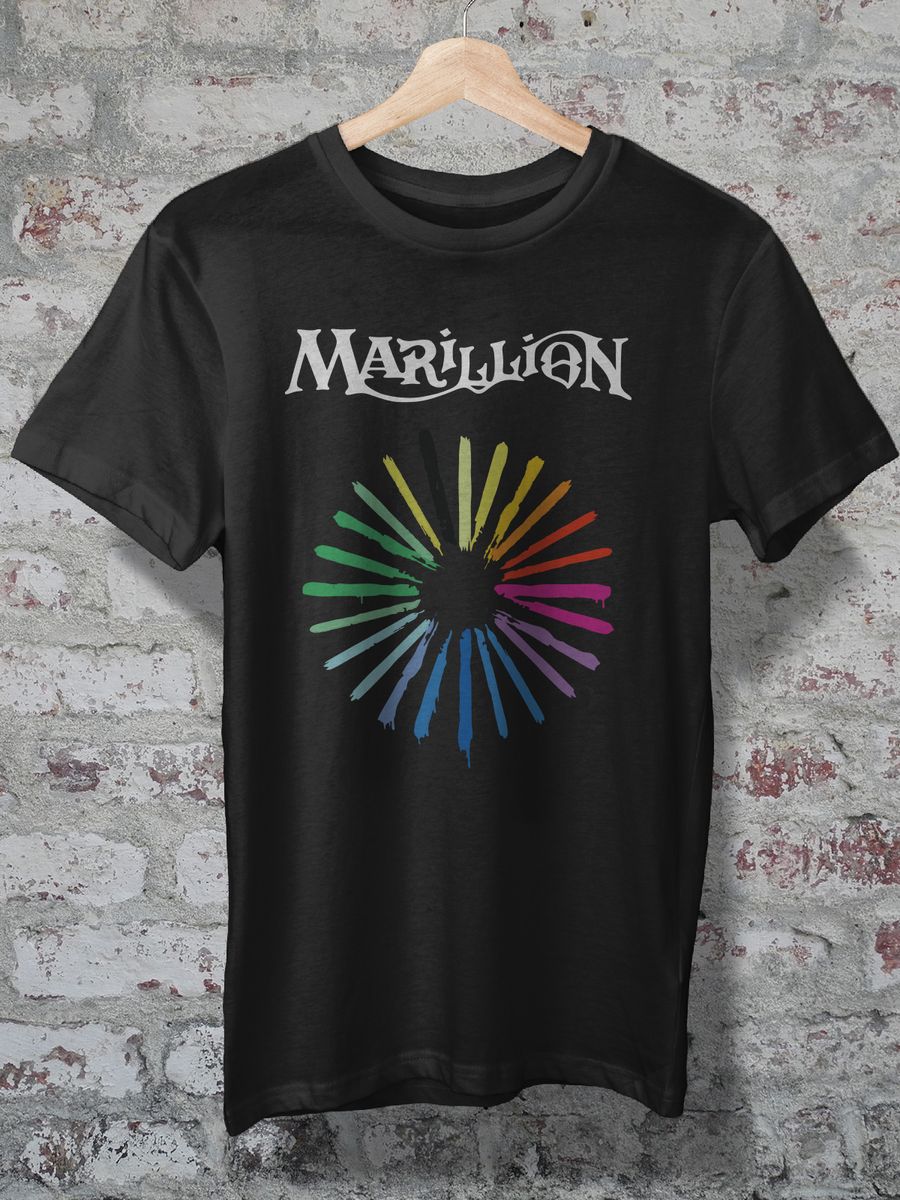 Nome do produto: CAMISETA - MARILLION - AN HOUR BEFORE IT\'S DARK