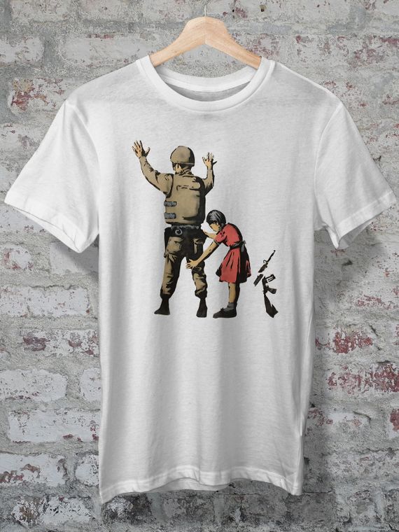 CAMISETA - BANKSY - STOP AND SEARCH