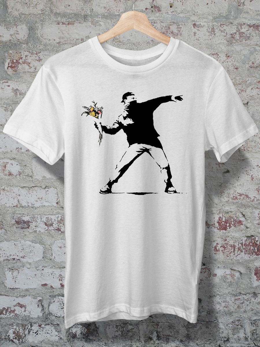 Nome do produto: CAMISETA - BANKSY - LOVE IS IN THE AIR