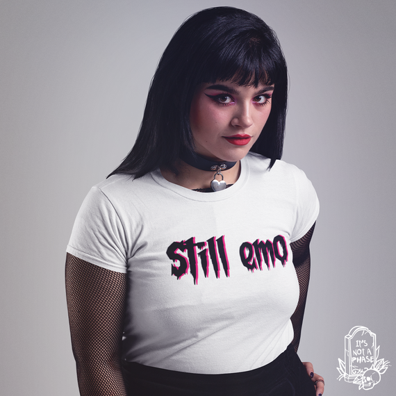 Camiseta Still Emo - Tipografia em preto (unissex)