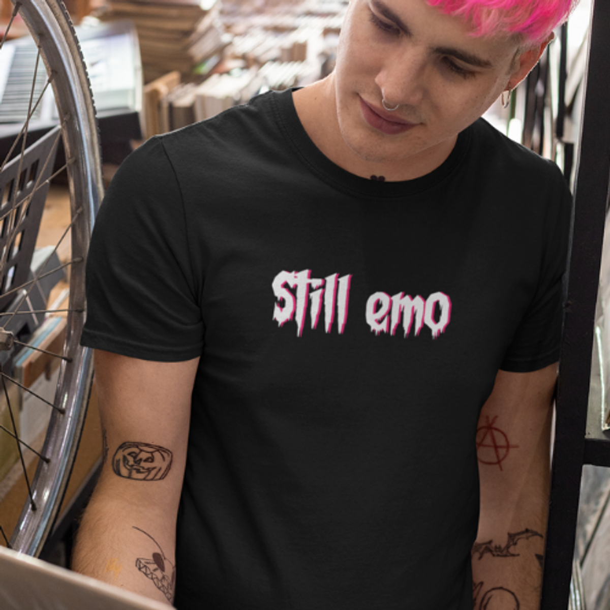 Nome do produto: Camiseta Still Emo - Tipografia em branco  (unissex)