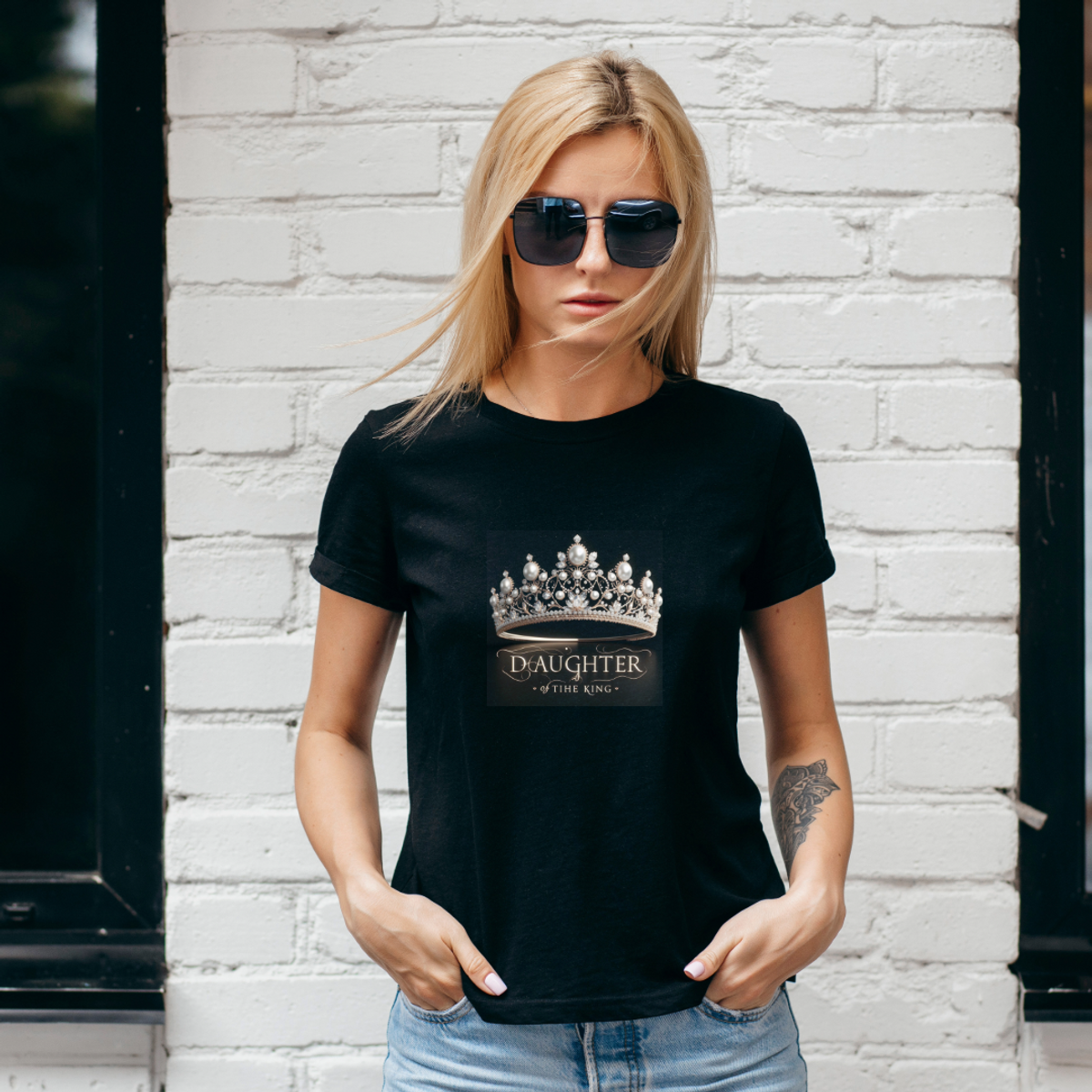 Nome do produto: Camiseta Feminina \'Filha do Rei\' com Tiara em 3D – Disponível em Branco e Preto
