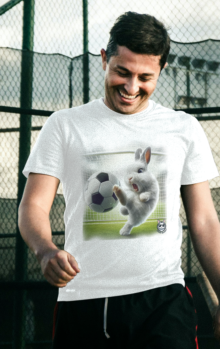 Nome do produto: Snow Rabbit no Futebol - Camiseta adulto