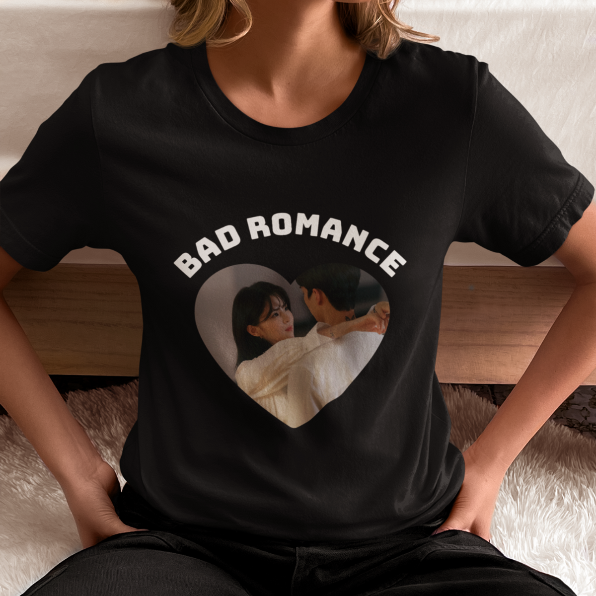 Nome do produto: Camiseta Bad Romance - Apesar de Tudo Amor - Unissex Preta