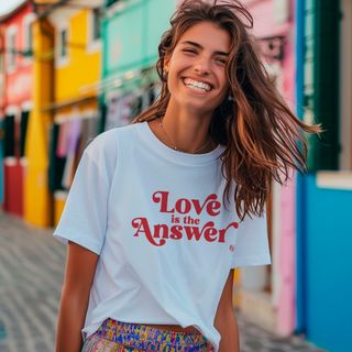 T-shirt Love Is The Answer