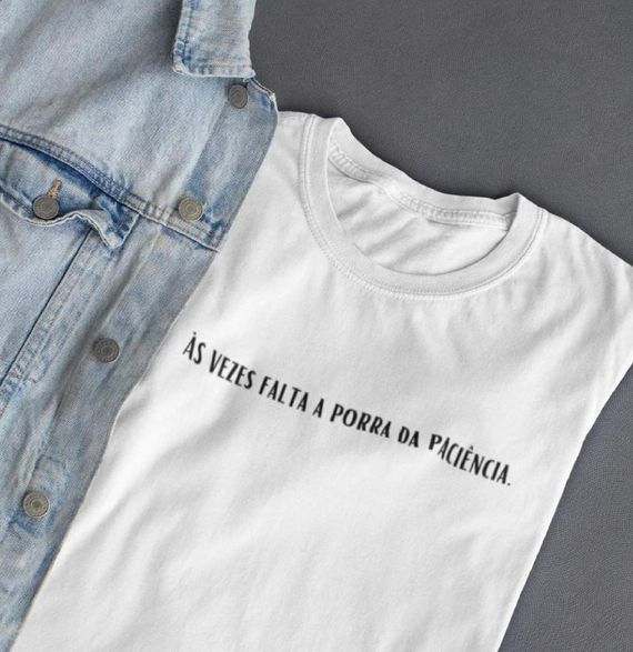 T-Shirt Unissex | Às vezes falta a porra da paciência