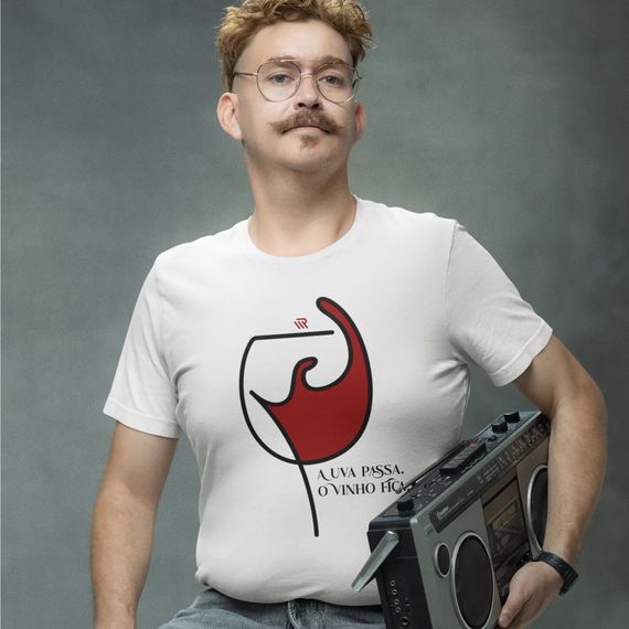 Camiseta | A uva passa, o vinho fica