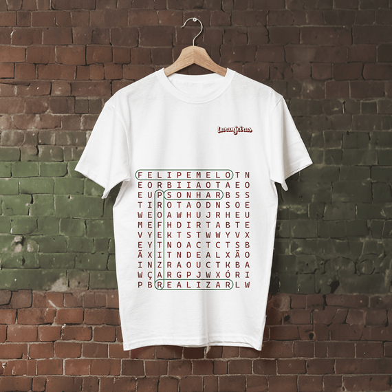 Camiseta Caça-palavras “Sonhar, profetizar e realizar” - Estampa grená