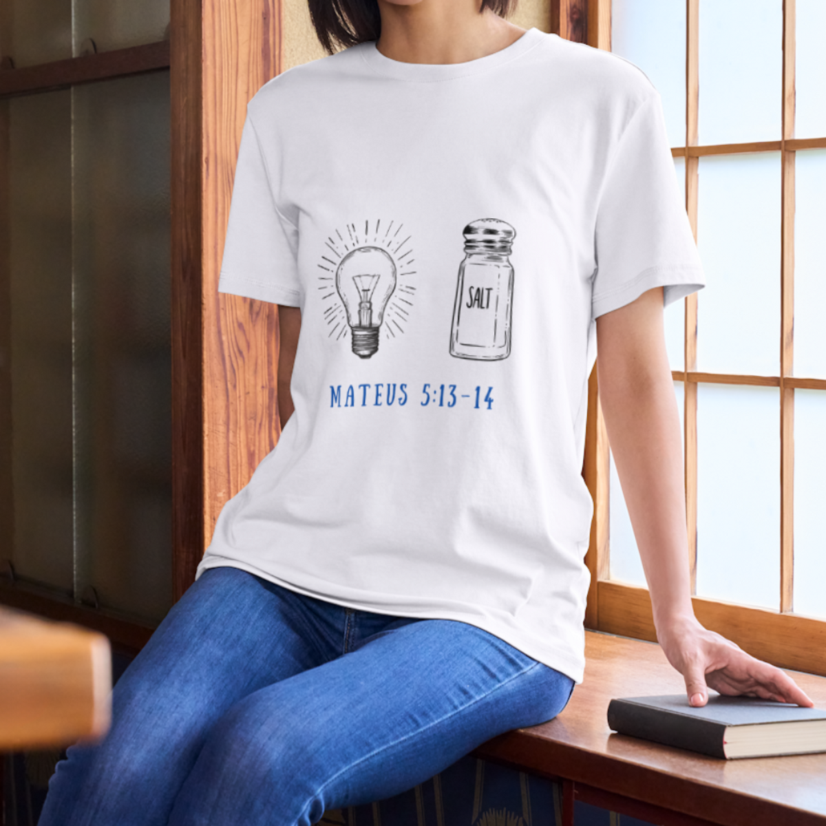 Nome do produto: Camiseta Feminina - Sal da Terra e Luz do Mundo (Branca e Cinza)