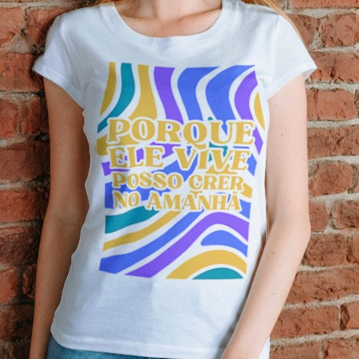 Nome do produto: Camiseta Classic Feminina - Porque Ele Vive Retrô