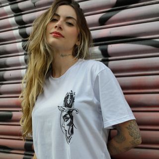 Nome do produtoCamiseta Mulher Adaga @roquini