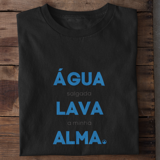 Camiseta Frase 'Água salgada lava a sua alma'