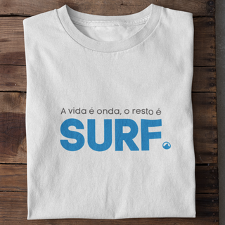 Camiseta Frase 'A vida é onda, o resto é SURF'