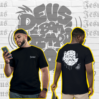 T-Shirt Frente e Verso Deus é bom o tempo todo