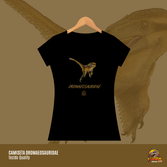 Camiseta Feminina Dromaeosauridae em Cor | Ilustração por Leandro Sanches