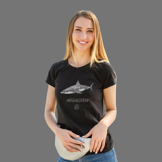 Nome do produtoCamiseta Feminina Megalodon em Cor | Ilustração por Leandro Sanches