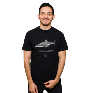 Nome do produtoCamiseta Megalodon em Cor | Ilustração por Leandro Sanches