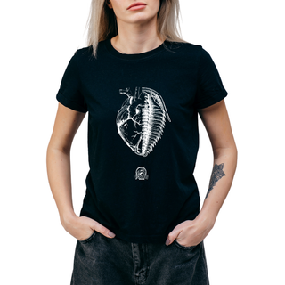 Nome do produtoCamiseta Feminina - Coração + Trilobita