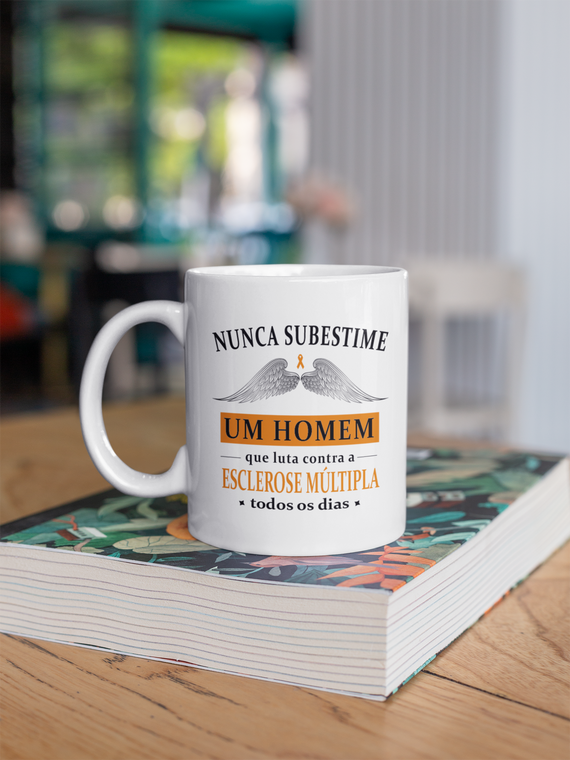 Nunca subestime um homem -- Caneca Simples