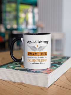 Nome do produtoNunca subestime uma mulher -- Caneca Mágica